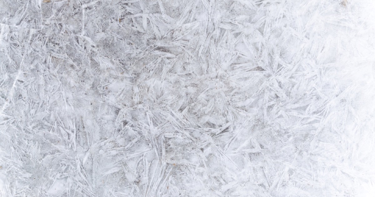 Frostkrystaller på en rude en kold vinterdag