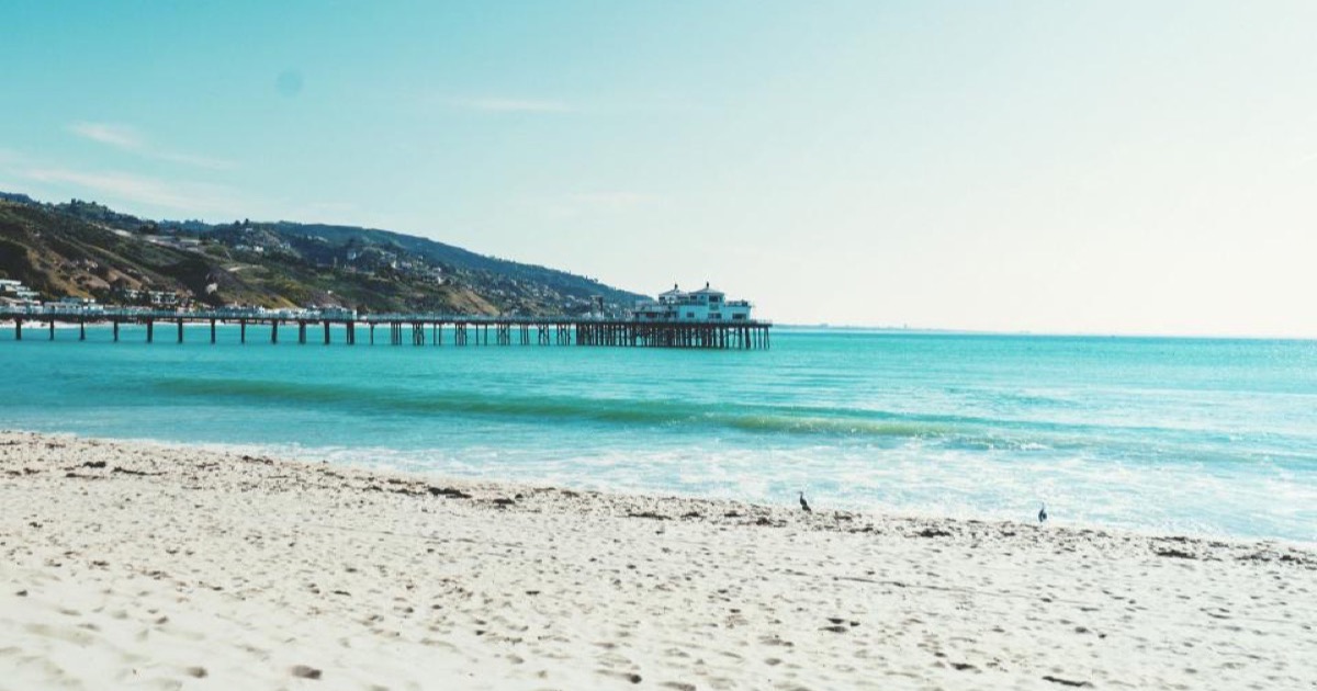 Solskin over strand og hav en sommerdag